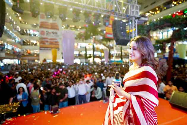 You are currently viewing Janhvi Kapoor’s Visit to Gaur City Mall Creates Fan Frenzy