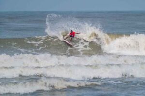 Read more about the article Indian Open of Surfing 2024: Tamil Nadu Surfers Dominate Day 1 with Stellar Performances