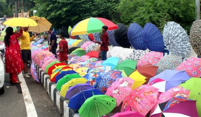 Monsoon Boosts Sales of Umbrellas and Raincoats in Patna
