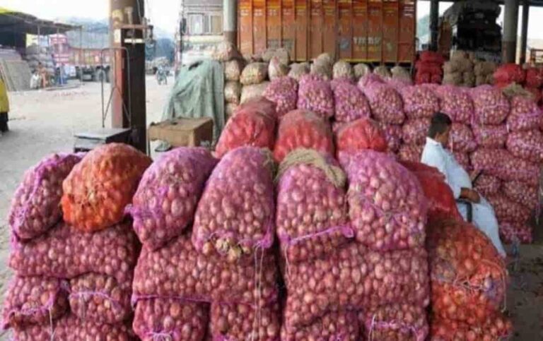 Soaring Onion Prices Impact Patna Markets Amidst Supply Shortages