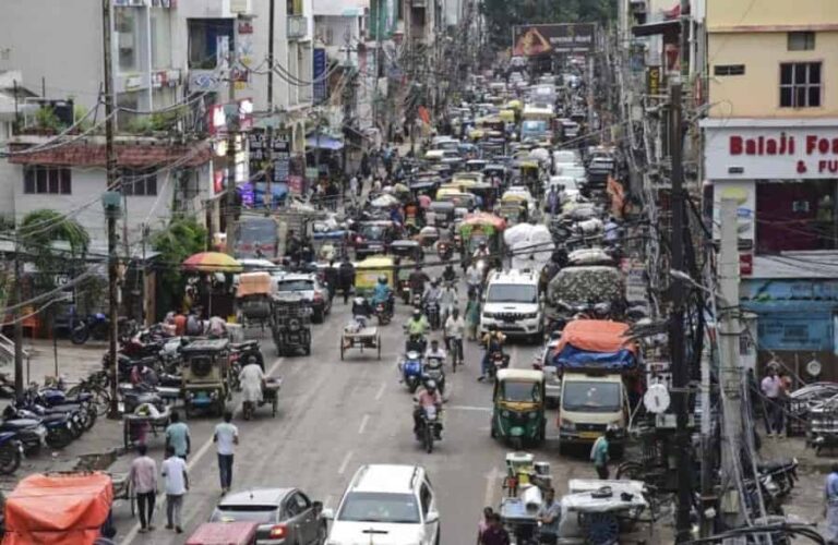 Lack of Parking Facilities on Key Roads in Patna Causes Daily Traffic Jams