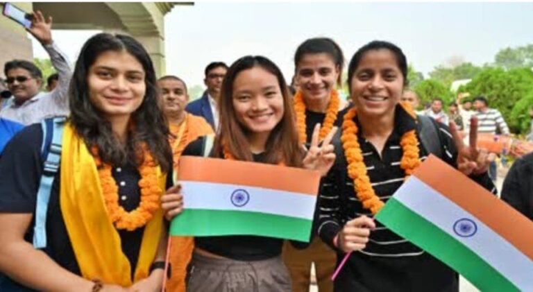 Indian Women’s Hockey Team Leaves for Delhi After Grand Welcome at Gaya Airport