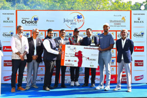 Champion Veer Ahlawat (2nd from right) receives the trophy and cheque from Mr. Suyash Patodia, Joint Managing Director, Choice International (3rd from left), Mr. Rahul Mehta, Owner, Victorious Choice (4th from left), Mr. J K Jajoo, Chairman, Shubhashish Homes (3rd from right) and Mr. Kapil Dev, President, PGTI (4th from right). The other dignitaries seen in the picture are Mr. Yogendra Singh, Captain, Rambagh Golf Club (2nd from left), Mr. Samridh Sharma, Honorary Secretary, Rambagh Golf Club (extreme right) and Mr. Amandeep Johl, CEO, PGTI (extreme left).