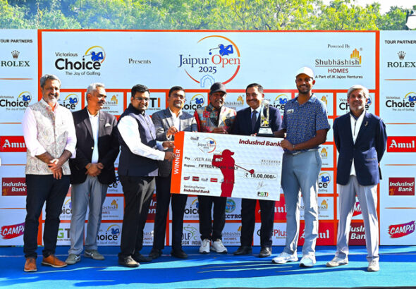 Champion Veer Ahlawat (2nd from right) receives the trophy and cheque from Mr. Suyash Patodia, Joint Managing Director, Choice International (3rd from left), Mr. Rahul Mehta, Owner, Victorious Choice (4th from left), Mr. J K Jajoo, Chairman, Shubhashish Homes (3rd from right) and Mr. Kapil Dev, President, PGTI (4th from right). The other dignitaries seen in the picture are Mr. Yogendra Singh, Captain, Rambagh Golf Club (2nd from left), Mr. Samridh Sharma, Honorary Secretary, Rambagh Golf Club (extreme right) and Mr. Amandeep Johl, CEO, PGTI (extreme left).