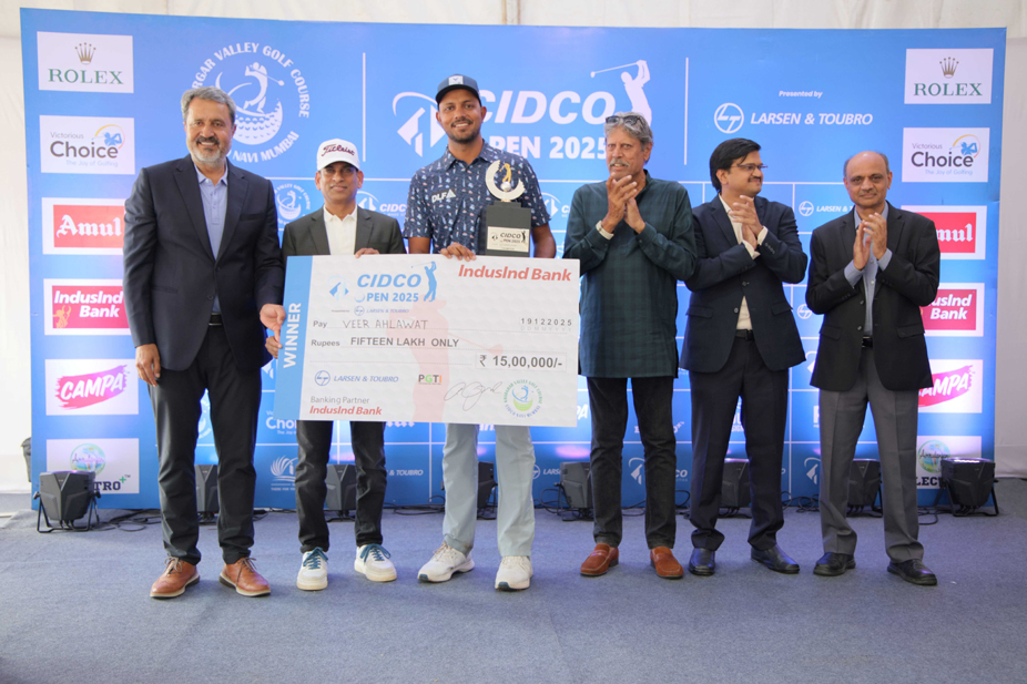Champion Veer Ahlawat (3rd from left) receives the trophy and cheque from Shri Vijay Singhal, Vice Chairman and Managing Director, CIDCO (2nd from left) and Mr. Kapil Dev, President, PGTI (3rd from right). The other dignitaries seen in the picture are Shri Shantanu Goel, Joint Managing Director, CIDCO (2nd from right), Mr. Shrinath Rao, Senior Vice President & Head, Special Assignments, Larsen & Toubro (extreme right) and Mr. Amandeep Johl, CEO, PGTI (extreme left).