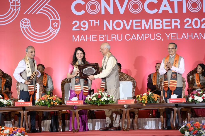 Chief Guest Ms. Rajkamal Vempati being felicitated by Pro Chancellor Dr. H. S. Ballal during the 33rd Convocation of MAHE Bengaluru
