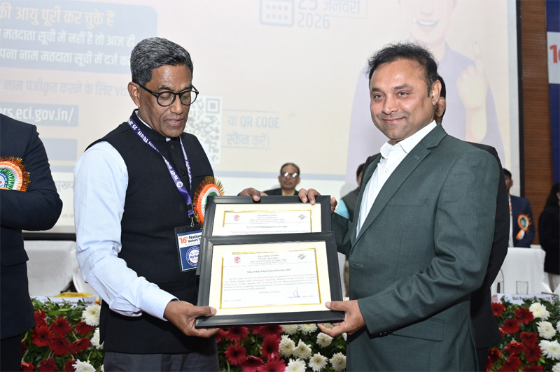 Pratyay Amrit, chief secretary of Bihar government, giving away Best District Election Officer Award to Bahagalpur DM Nawal Kishor Choudhary