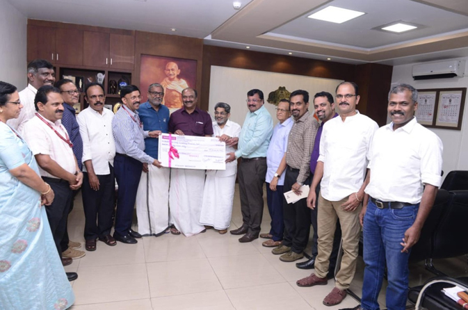 KSFE Dividend Presentation: Finance Minister K.N. Balagopal receiving the Rs. 70 crore dividend for FY 2024-25 from KSFE Chairman K. Varadarajan and MD Dr. S.K. Sanil