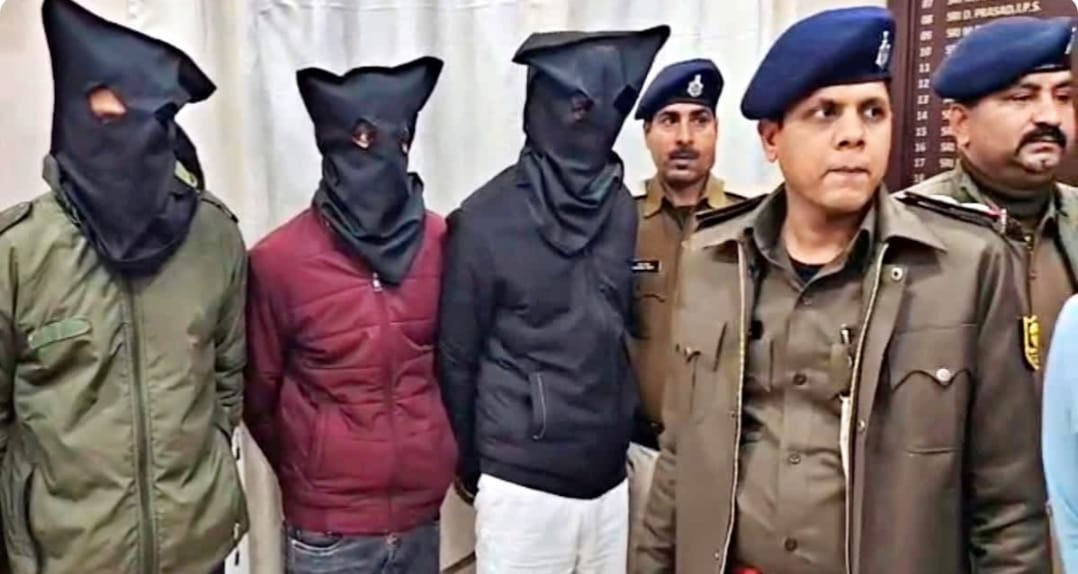Patna Police officials with three arrested criminals