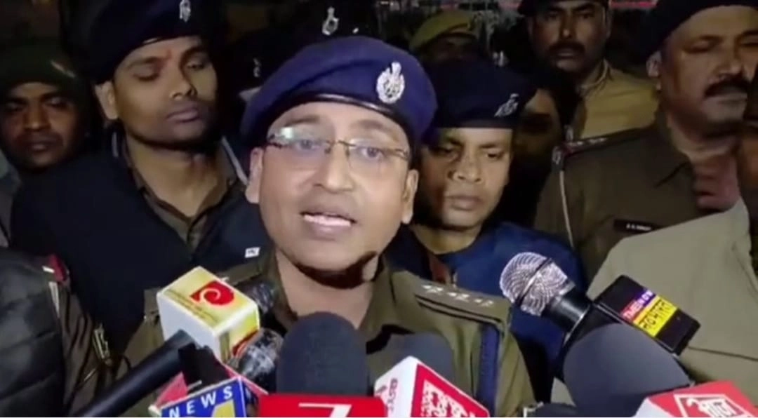Patna Police officer talks to media