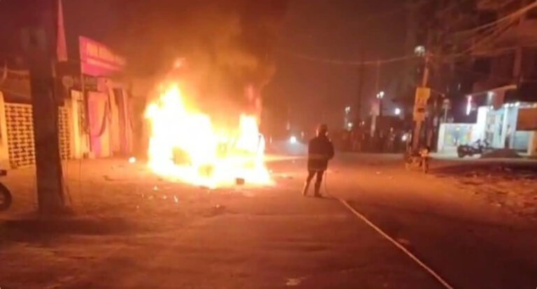 Mob sets ablaze the Thar SUV