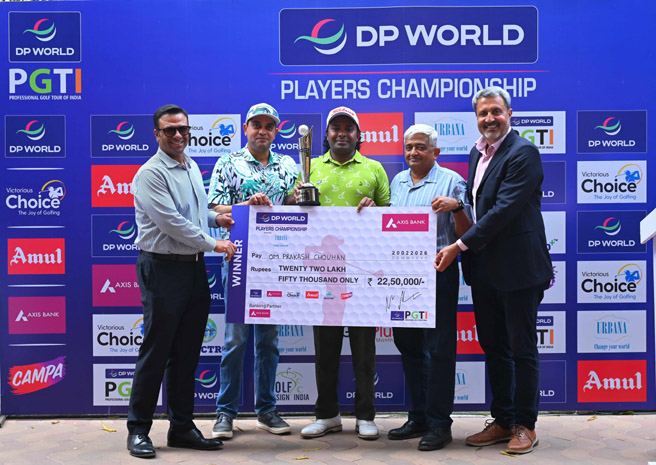 Champion Om Prakash Chouhan (centre) receives the trophy and cheque from Mr. Mayank Jalan, Managing Director – BNRI & Chief Managing Director – Keventer (extreme left), Mr. Hitesh Gurtu, Golf Captain, The Tollygunge Club Ltd. (2nd from left), Brig. V Ganapathy, Chief Executive & Managing Member, The Tollygunge Club Ltd. (2nd from right) and Mr. Amandeep Johl, CEO, PGTI (extreme right)