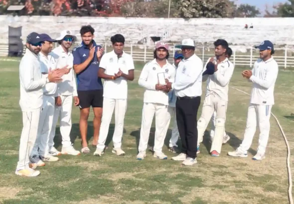 Vikas Krishna of RBNYAC receiving man of the match award