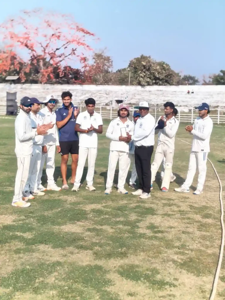 Vikas Krishna of RBNYAC receiving man of the match award