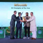 Rituraj Singh (second from the left), Deputy CEO of Sales and Network Development at VinFast India, received the award from Jagran Hi-tech organizing committee