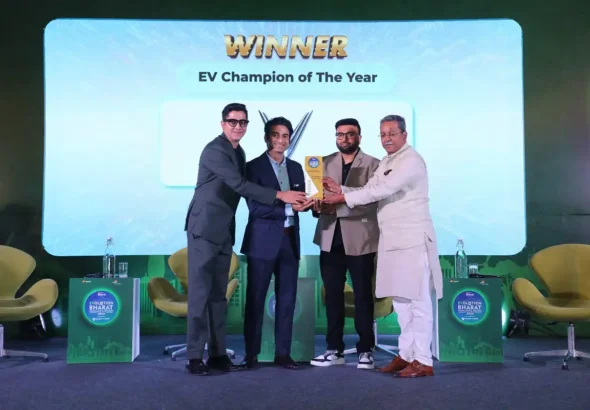 Rituraj Singh (second from the left), Deputy CEO of Sales and Network Development at VinFast India, received the award from Jagran Hi-tech organizing committee