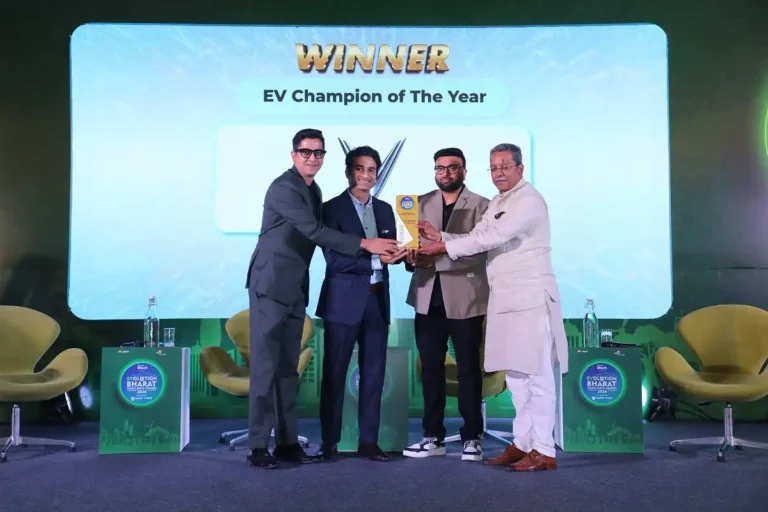 Rituraj Singh (second from the left), Deputy CEO of Sales and Network Development at VinFast India, received the award from Jagran Hi-tech organizing committee