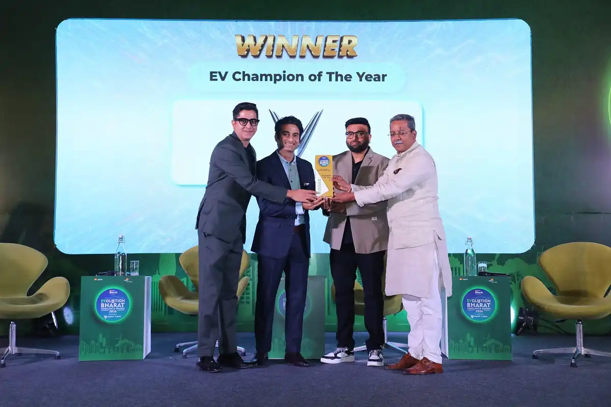 Rituraj Singh (second from the left), Deputy CEO of Sales and Network Development at VinFast India, received the award from Jagran Hi-tech organizing committee
