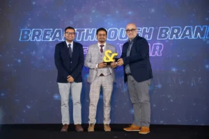 Arunodoy Das (center), Deputy CEO of Sales at VinFast India, receives the award from the organizers of the Car&Bike Awards 2026