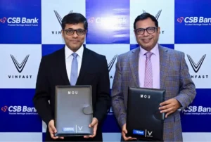 Mr. Tapan Ghosh (left), CEO of VinFast India, and Mr. Narendra Dixit, Head of Retail Banking at CSB Bank, at the signing ceremony