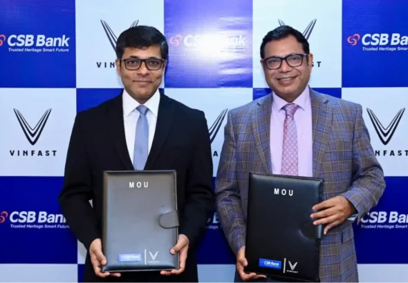 Mr. Tapan Ghosh (left), CEO of VinFast India, and Mr. Narendra Dixit, Head of Retail Banking at CSB Bank, at the signing ceremony