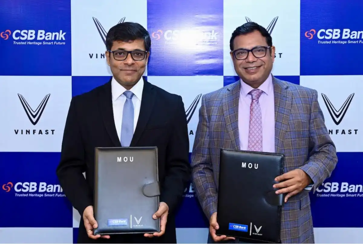 Mr. Tapan Ghosh (left), CEO of VinFast India, and Mr. Narendra Dixit, Head of Retail Banking at CSB Bank, at the signing ceremony