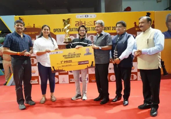 Winner Indrajeet Mahindrakar with Bihar Education Minister Sunil Kumar and Sports Minister Shreyasi Singh