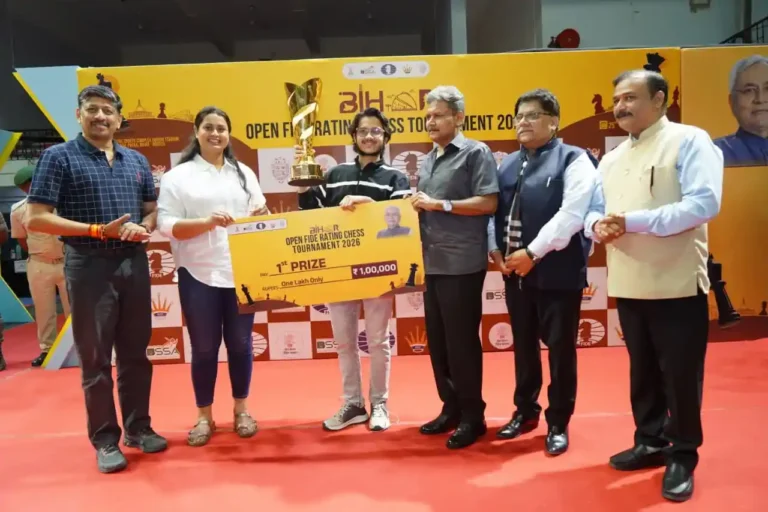 Winner Indrajeet Mahindrakar with Bihar Education Minister Sunil Kumar and Sports Minister Shreyasi Singh