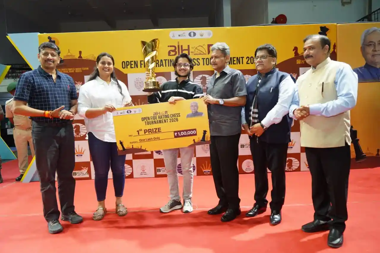 Winner Indrajeet Mahindrakar with Bihar Education Minister Sunil Kumar and Sports Minister Shreyasi Singh