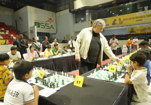 Russian Grandmaster Petr Kiriakov played simultaneous chess matches against 36 young players from Bihar.