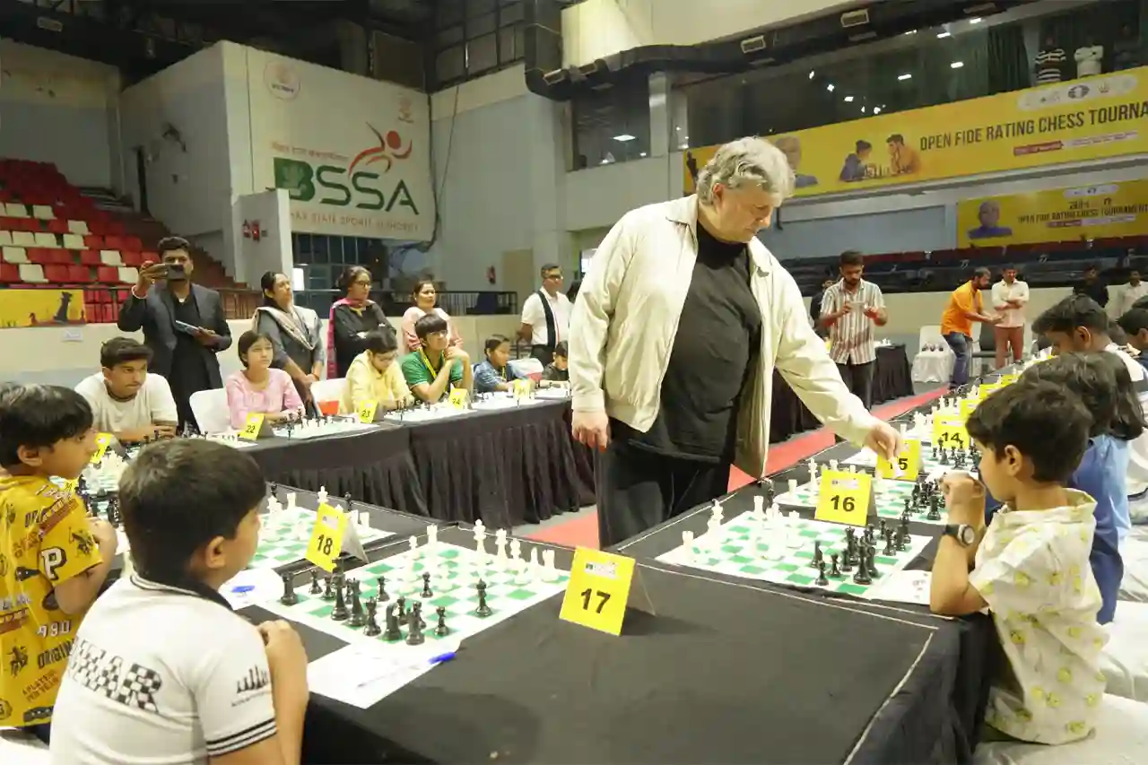 Russian Grandmaster Petr Kiriakov played simultaneous chess matches against 36 young players from Bihar.