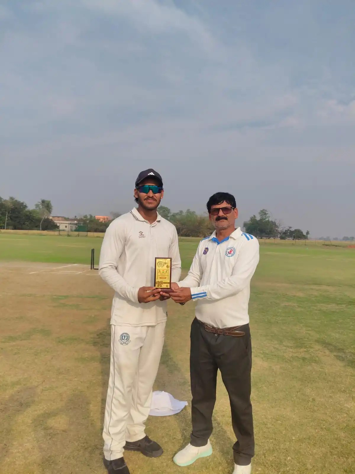 Raunit of RBNYAC with player of the match award