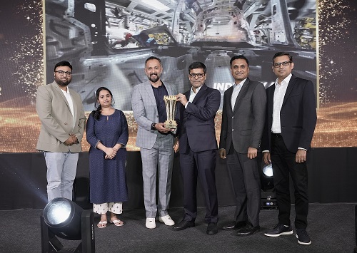 Tapan Ghosh (third from the right), CEO of VinFast India, received the award from the organizers of the FASTER Awards 2026