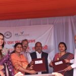 Dr. Payal Kanodia exchanges the MoU with Rekha, Founder of Mahila Swarojgar Samiti in the presence of MLC Hansraj Vishwakarma, Smt. Poonam Maurya, and Prashant Ji (VHP) in Varanasi