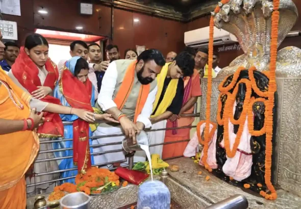 Bihar Chief Minister Samrat Choudhary Offers Prayers at Baba Hariharnath Temple in Sonepur