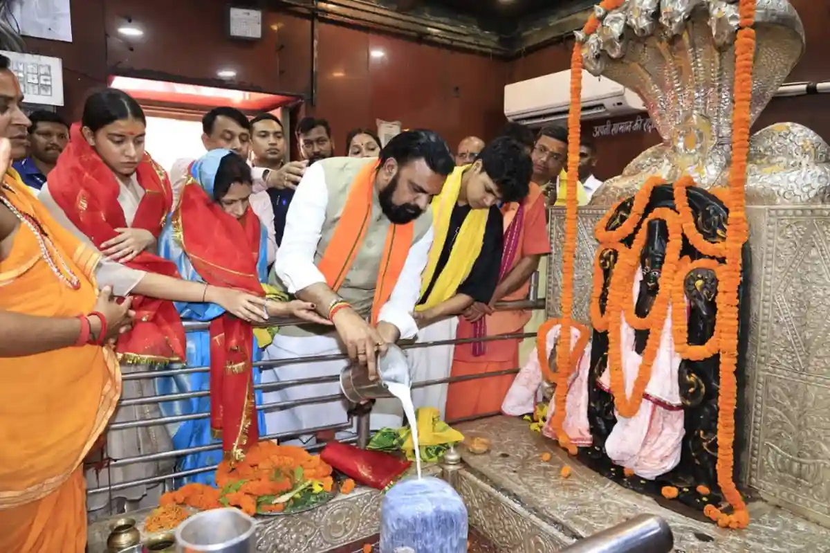 Bihar Chief Minister Samrat Choudhary Offers Prayers at Baba Hariharnath Temple in Sonepur