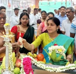 Dr. Anusha, Glow by Kirtilals Madurai Channel Partner inaugurated the new showroom