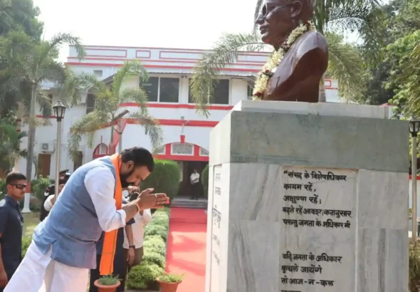 Bihar Chief Minister Samrat Choudhary paid floral tribute to the statue of former Bihar Chief Minister and Bharat Ratna awardee Karpoori Thakur