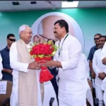 Nitish Kumar being greeted at JD(U) meeting.