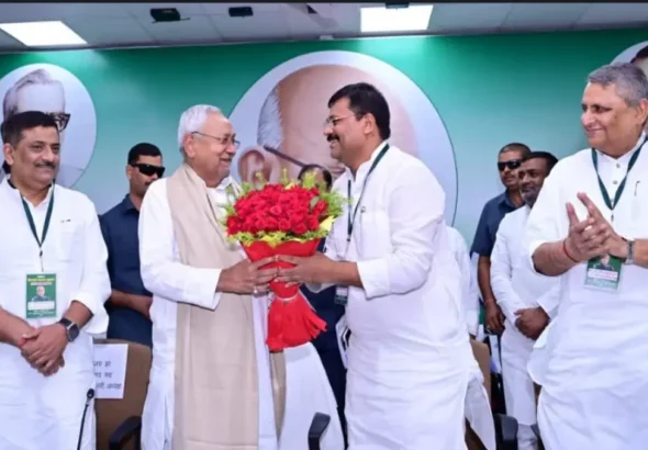 Nitish Kumar being greeted at JD(U) meeting.
