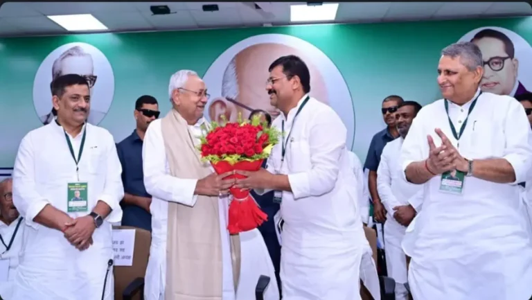 Nitish Kumar being greeted at JD(U) meeting.