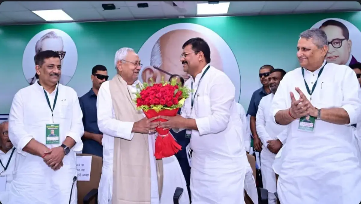 Nitish Kumar being greeted at JD(U) meeting.