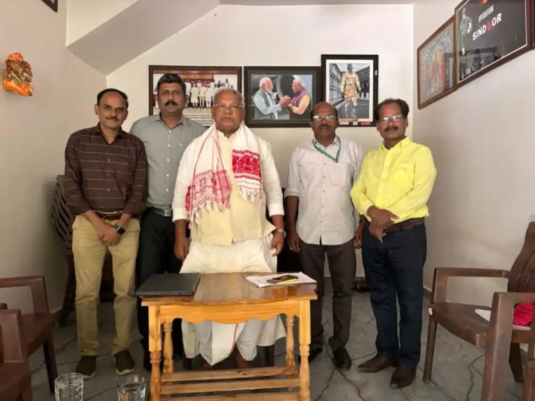Coir Board officials with Union Minister Jitan Ram Manjhi