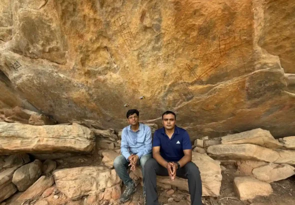 Rock Paintings of Neolithic and Early Historic Periods Found at Gidheshwar Hills of Jamui District