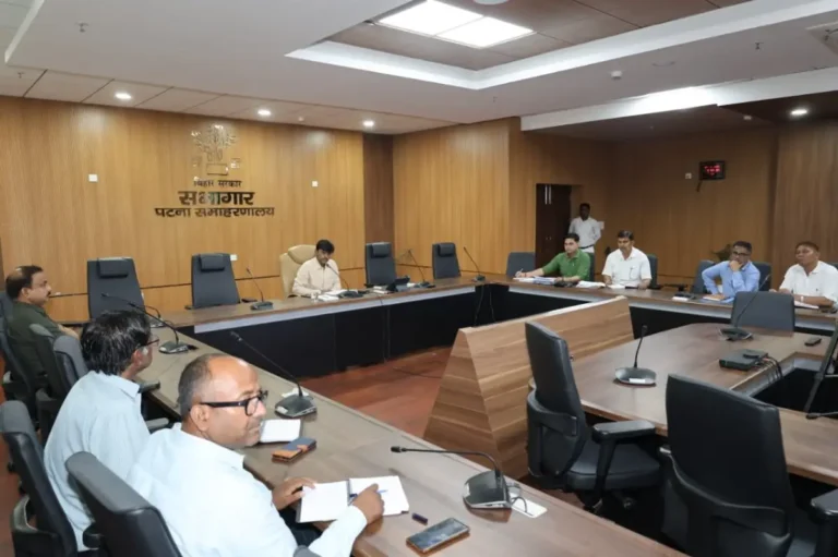 Patna District Magistrate Thiyagarajan SM conducted a comprehensive review of the supply and distribution of LPG gas with senior officials on April 27.