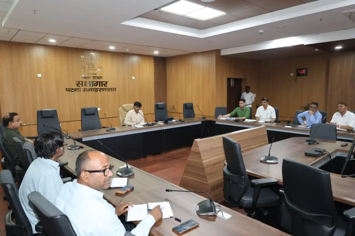 Patna District Magistrate Thiyagarajan SM conducted a comprehensive review of the supply and distribution of LPG gas with senior officials on April 27.