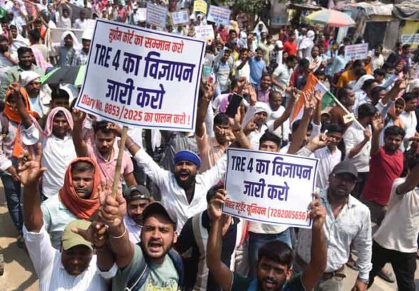 Teacher aspirants staged a strong protest for TRE4 in Patna on May 8, 2026.