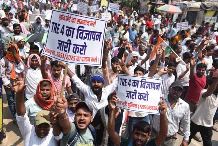 Teacher aspirants staged a strong protest for TRE4 in Patna on May 8, 2026.
