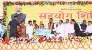 Bihar Chief Minister Samrat Choudhary distributing the cheques to the beneficiaries during Sahyog Shivir in Sonepur.
