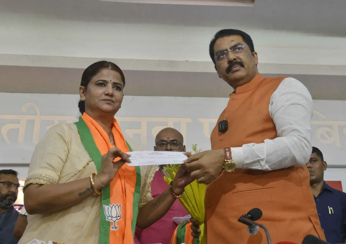 Former RJD Mahila Morcha president Ritu Jaiswal joined BJP in presence of Bihar BJP chief Sanjay Saraogi in Patna on May 26, 2026.